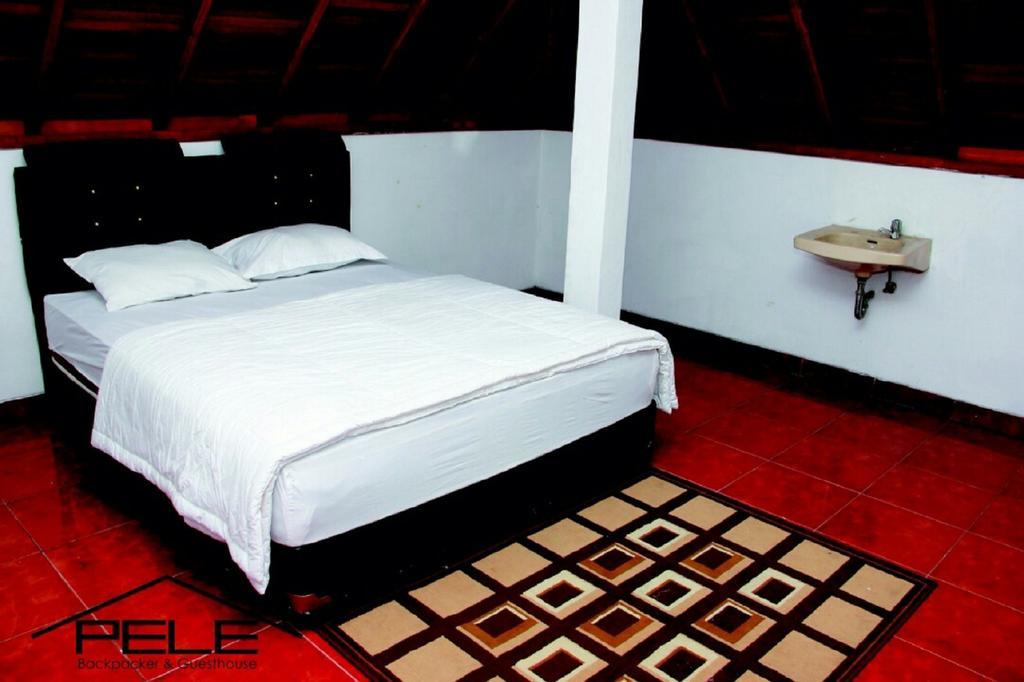 Pele Guesthouse Bandung Exteriör bild