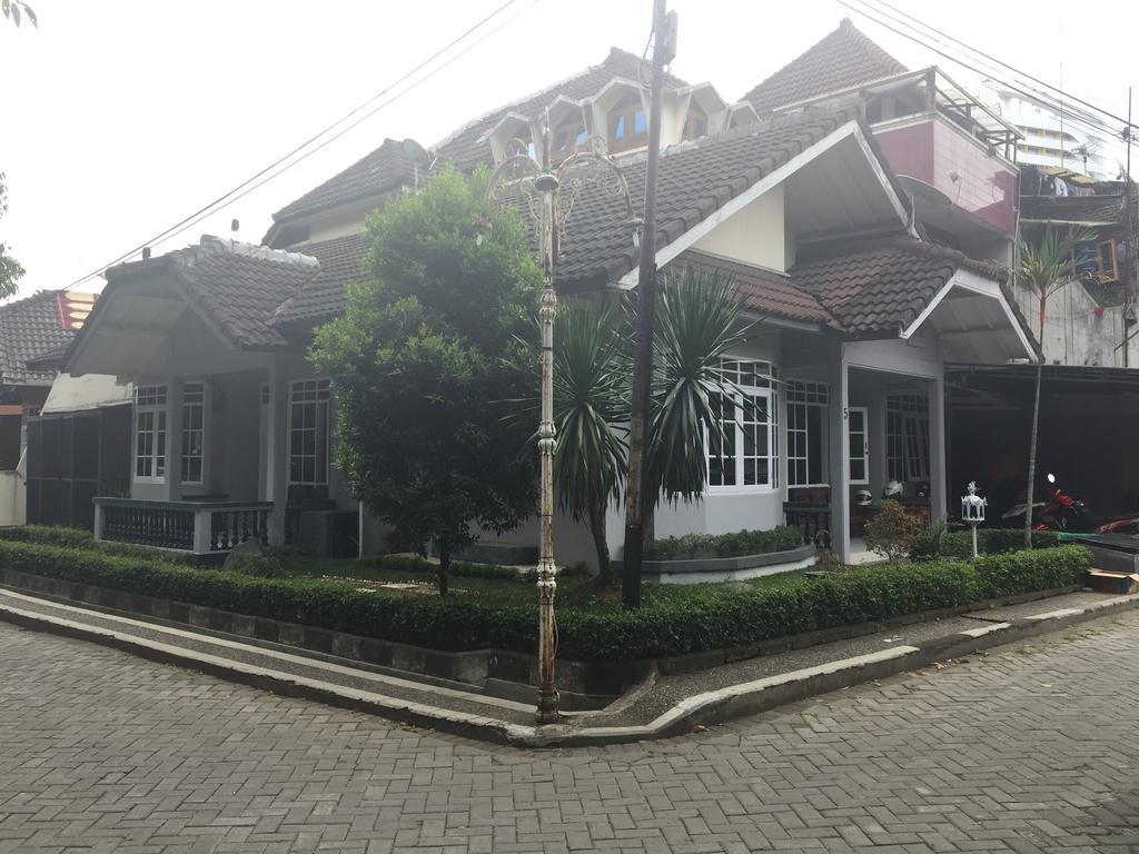 Pele Guesthouse Bandung Exteriör bild