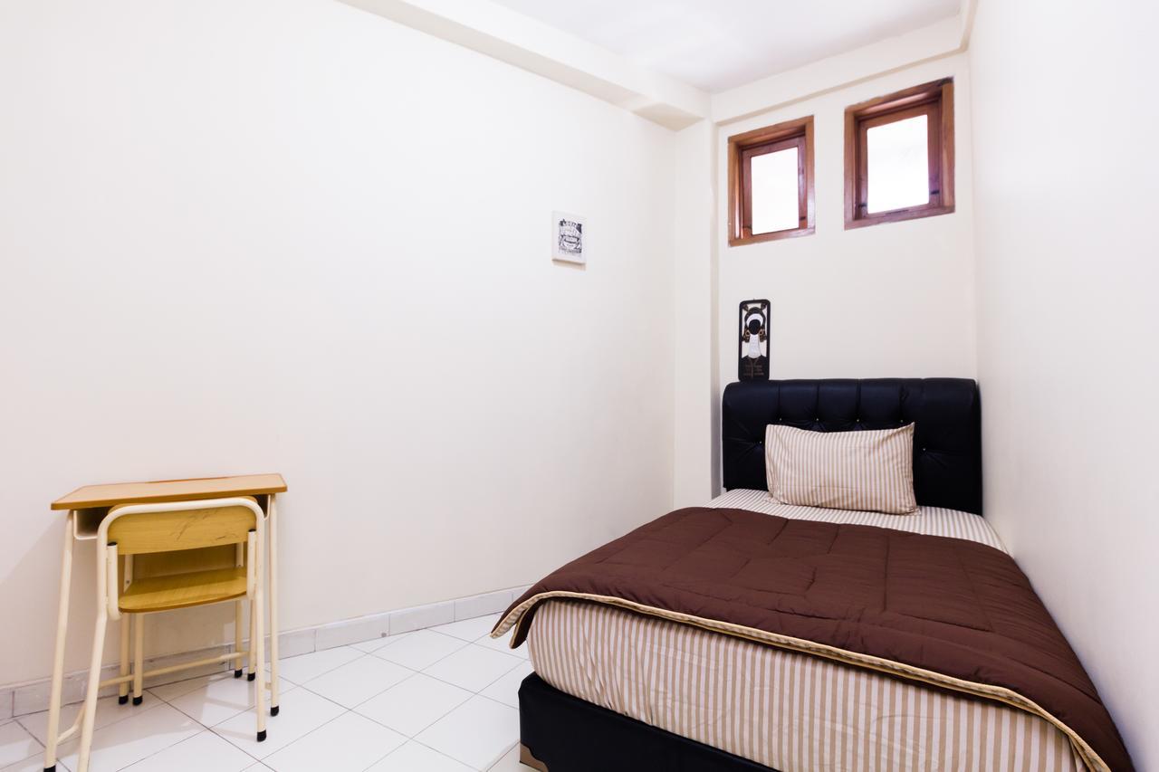 Pele Guesthouse Bandung Exteriör bild